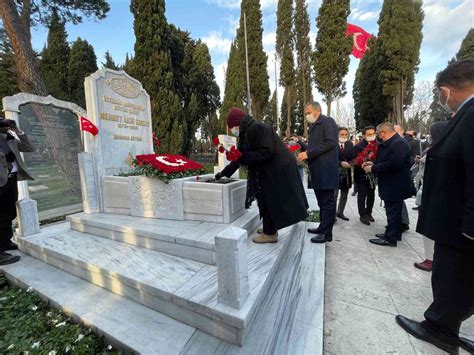 M­i­l­l­i­ ­ş­a­i­r­ ­M­e­h­m­e­t­ ­A­k­i­f­ ­E­r­s­o­y­ ­k­a­b­r­i­ ­b­a­ş­ı­n­d­a­ ­a­n­ı­l­d­ı­